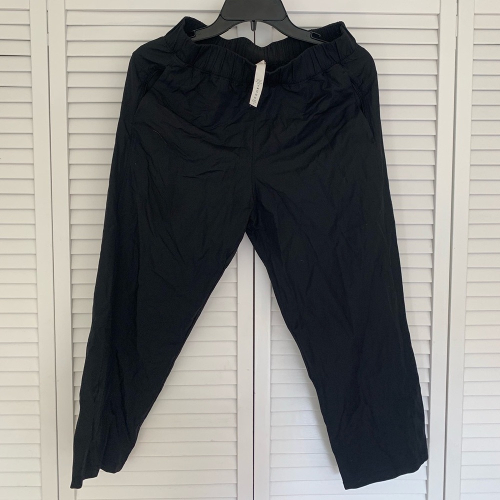 Lululemon wide legged crop pants. Size 6 (small)